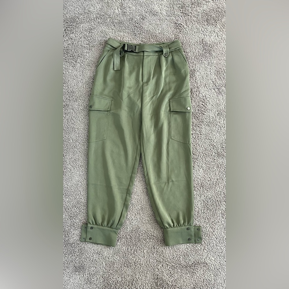 Guess women’s buckle cargo pants